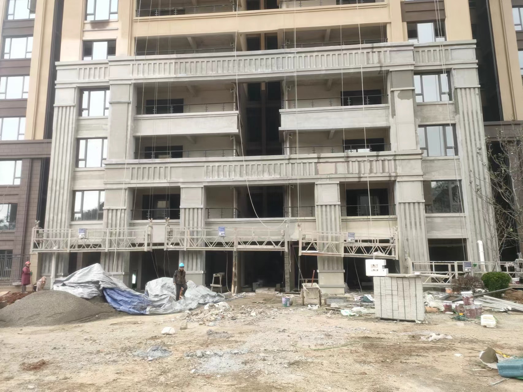 安裝是EPS外墻裝飾線條應用中的重要環節，正確的安裝方式不僅能保證裝飾線條的穩定性，還能提升建筑的整體效果。