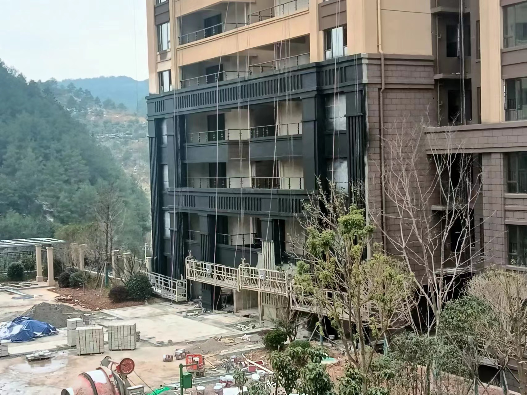 EPS外墻裝飾線條的防水處理難點主要在于其多孔、易吸水等特點。