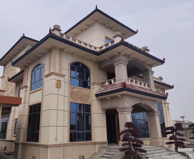 EPS線條是一種輕質(zhì)、高強度的材料，具有極佳的保溫、隔音性能，同時還有很好的抗水性能和耐候性能。