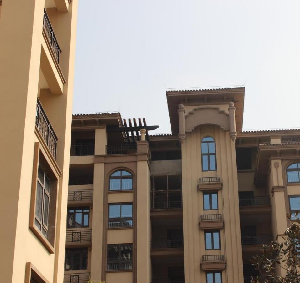 EPS外墻線條主要由聚苯乙烯顆粒經(jīng)過加熱發(fā)泡而成，其表面覆蓋一層抗裂砂漿，內(nèi)部填充保溫材料。