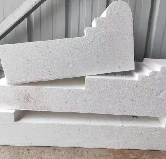 3在粘貼EPS聚苯板時，應確保粘貼面干凈、干燥、平整，并使用專用膠水進行粘貼