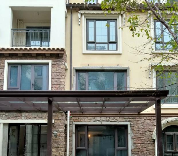 在安裝EPS裝飾構件前，需要進行預處理。