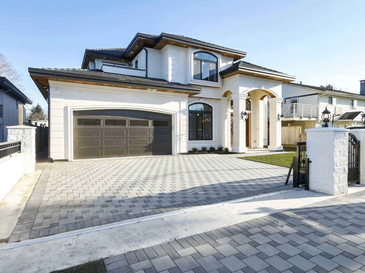 【eps線條廠家】外墻裝飾必備技巧：安裝EPS線條后如何進行刷水處理？