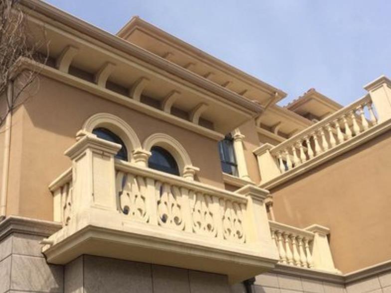 EPS外墻裝飾線條采用高品質(zhì)的材料制作而成，具有出色的耐久性和穩(wěn)定性。