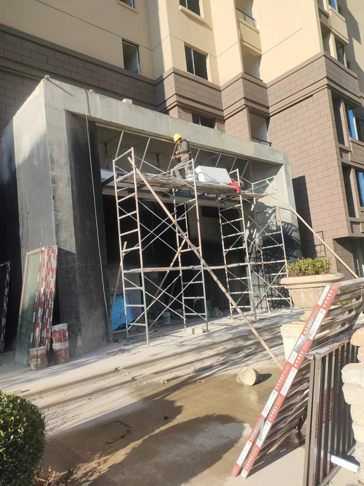 原來eps外墻裝飾線條容易破碎斷裂的原因是這些