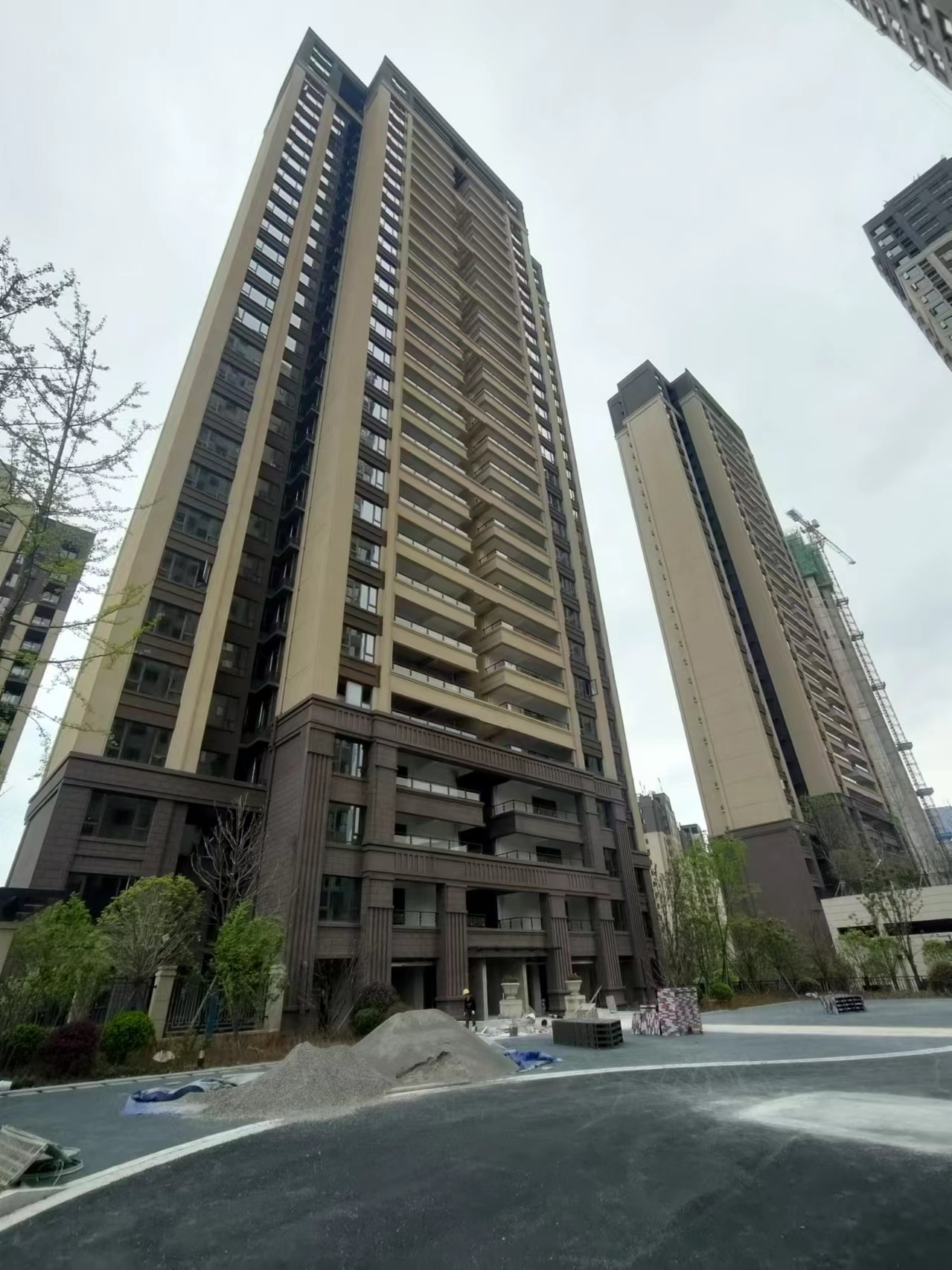 為了避免EPS外墻裝飾線條表面氣泡與空洞的產生，我們還可以采取以下預防措施